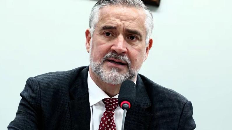 Paulo Pimenta: “Não tem sentido a pessoa que vai pro exterior trazer sem pagar nada [até US$ 1 mil], enquanto o cidadão mais humilde, pela internet, paga taxa” — Foto: Vinicius Loures/Câmara dos Deputados
