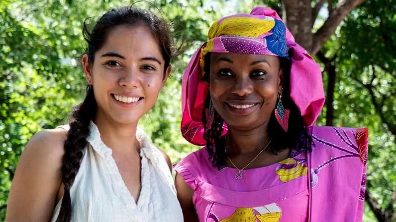 Xiye (esq.) e Hindou: Em comum, as duas mulheres colocam determinação e esperança no enfrentamento à emergência climática e criam pontes entre o movimento ambiental, a tecnologia e a ancestralidade — Foto: Divulgação