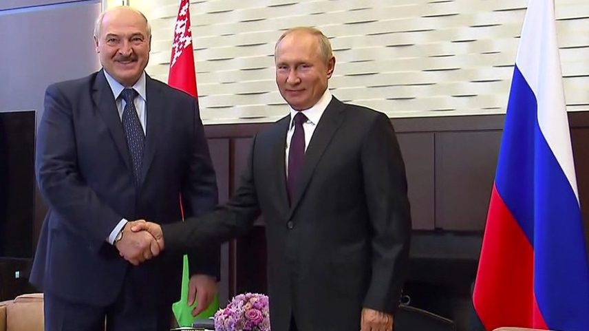 O presidente de Belarus, Alexander Lukashenko, com Vladimir Putin