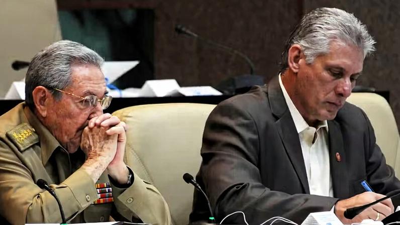 Raúl Castro (à esquerda) e presidente de Cuba, Miguel Diáz-Canel — Foto: Omara García Mederos/ACN/Handout via Reuters