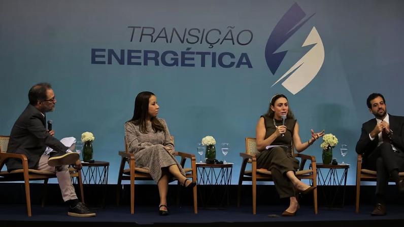 Rafael Rosas, do Valor; Aline Nunes, do Ibram; Rafaela Guedes, do Cebri; e José Luis Gordon, do BNDES: discussão sobre tecnologias e dependências globais — Foto: Fabiano Rocha/Agência O Globo
