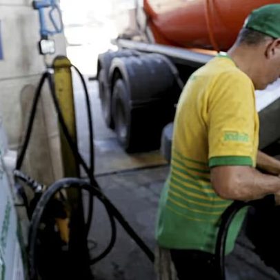 Governo não descarta reeditar medidas para conter avanço do preço do diesel, diz Mdic