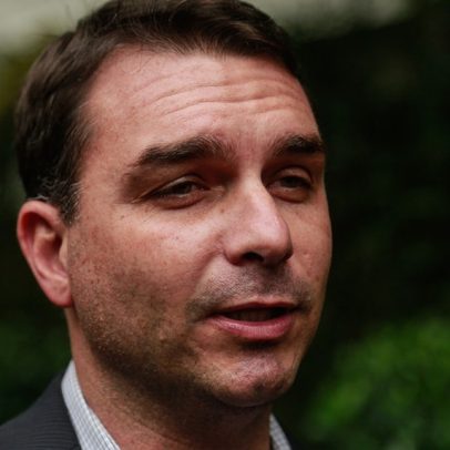 Flávio Bolsonaro nega ter pedido dinheiro a Vorcaro antes de reportagem