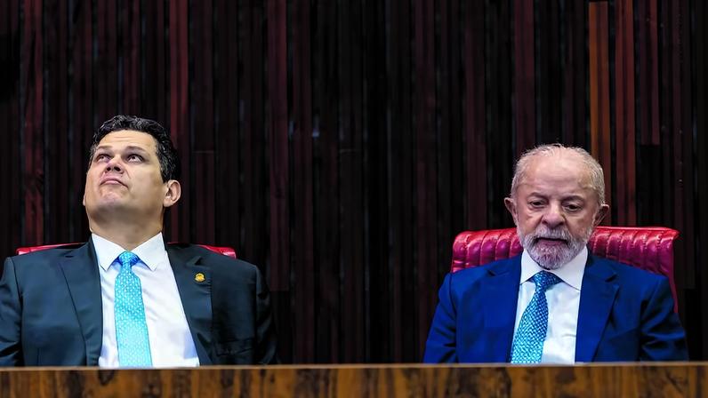 Alcolumbre e Lula em cerimônia no TSE: chefes de Poderes estão afastados desde rejeição da indicação de Messias ao STF — Foto: Brenno Carvalho/Agência O Globo/12/05/2026