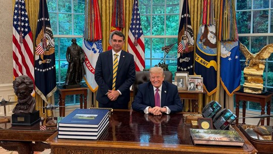 Senador Flávio Bolsonaro ao lado do presidente dos EUA, Donald Trump, na Casa Branca — Foto: Reprodução/Redes sociais