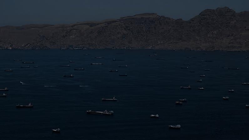 Navios aguardam desbloqueio do Estreito de Ormuz: analistas veem riscos de que morte de Ali Khamenei abra caminho para um regime militar ainda mais fechado — Foto: Reuters/Stringer