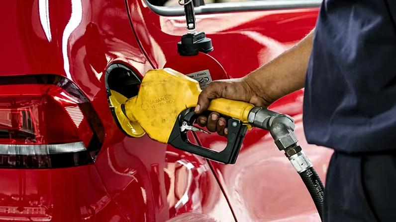 Efeito menor: com subsídio, aumento da gasolina ao consumidor é atenuado — Foto: Guito Moreto/Agência O Globo