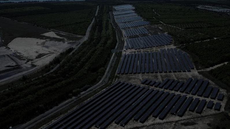 Painéis fotovoltáicos em área de antiga mina de carvão de Jaenschwalde, na Alemanha: país gastou € 158 bi em subsídios aos precos de energia entre 2021 e 2023 — Foto: Lisi Niesner/Reuters