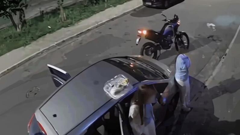 Frequentadores de centro espírita são ameaçados e roubados por motociclistas armados em frente a espaço religioso em Penha de França, Zona Leste. Câmera de monitoramento gravou crime (veja acima). — Foto: Reprodução/Redes sociais