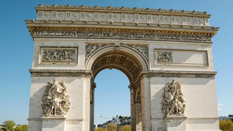 Desenho do projeto do Arco do Triunfo dos EUA (à direita); Arco do Triunfo, em Paris (à esquerda) — Foto: Pexels