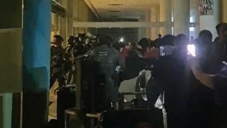 PM retira estudantes de ocupação na reitoria da USP em SP em ação durante a madrugada