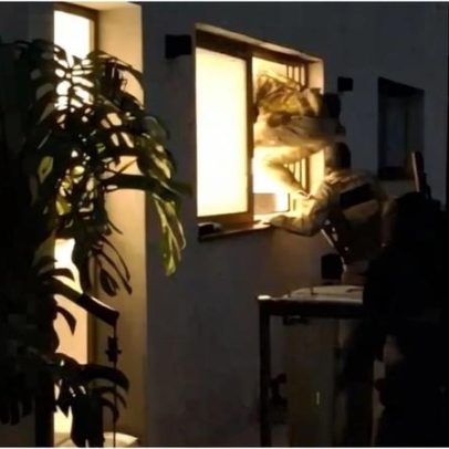 Polícia entra pela janela da casa de influenciadora para prendê-la; vídeo