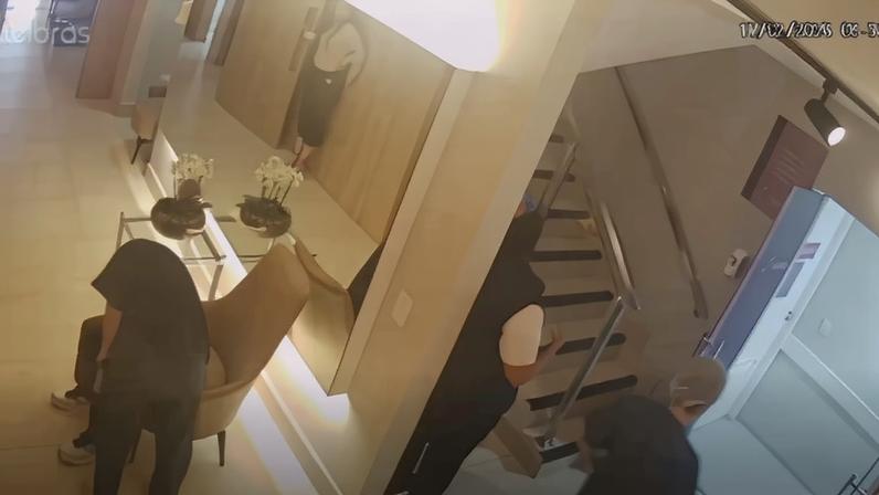 Sequência de imagens acima (do alto e da esquerda para a direita) foram gravadas por câmeras de segurança da Clínica Genics. Elas mostram Samuel Moura sendo consolado por médica esposa, Gabriela Moura, saindo de maca até ambulância. Mulher morreu após retirada de óvulos. — Foto: Reprodução