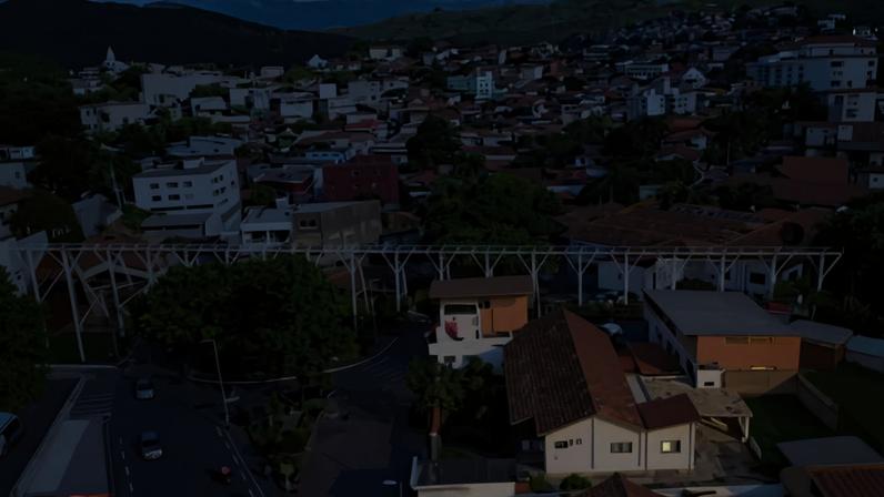 Fotos mostram imagem aérea de Nova Lima, na Grande BH, e via de Ladainha, no Vale do Mucuri — Foto: João Victor Moraes/Prefeitura de Nova Lima; Reprodução/Google Street View