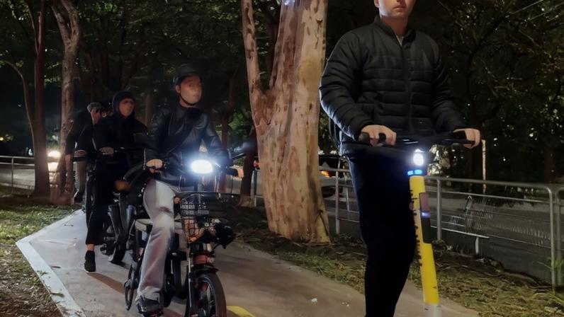 Mano Brown veste um bombojaco no podcast 'Mano a Mano' — Foto: Jef Delgado