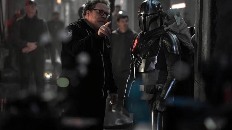 Jon Favreau durante as gravações de 'Star Wars: O Mandaloriano e Grgou' — Foto: Divulgação/Disney