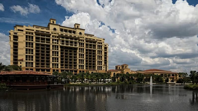 A fachada do Four Seasons Resort Orlando adota referências da chamada era dourada da Flórida. O estilo arquitetônico, conhecido como Lakeside Spanish Revival, combina traços coloniais espanhóis e influências mediterrâneas — Foto: Don Riddle/Four Seasons/Divulgação