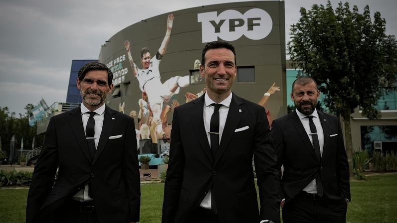 Roberto Ayala, Lionel Scaloni e Walter Samuel compõem a comissão técnica da Argentina — Foto: Tyc Sports