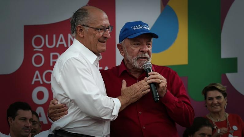 Reprodução de imagem colorida de Lula e Alckmin em evento do PT em Salvador (BA) - Metrópoles