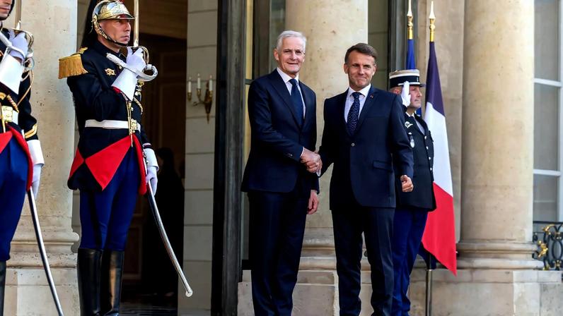O presidente da França, Emmanuel Macron, e o primeiro-ministro da Noruega, Jonas Gahr Store, durante encontro nesta quarta (27). (Foto: CHRISTOPHE PETIT TESSON/EFE/EPA)