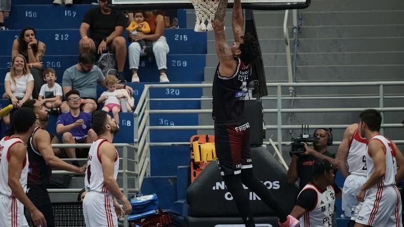 Campeão, Franca sofreu para passar do Flamengo na semi da temporada 24/25