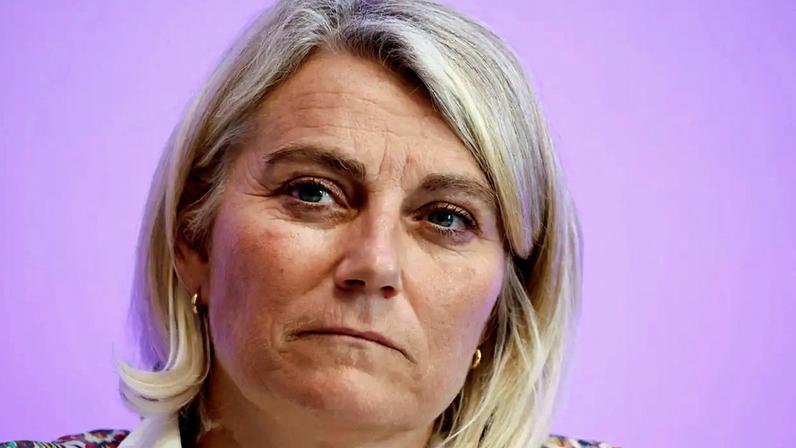 A ministra da Saúde francesa, Stéphanie Rist, disse que a decisão de hospitalizar quem teve contato com a mulher foi uma medida “preventiva” (Foto: YOAN VALAT/EFE/EPA)