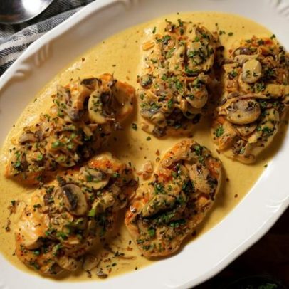 Filé de frango com cogumelos, assinado por Juju Guerra