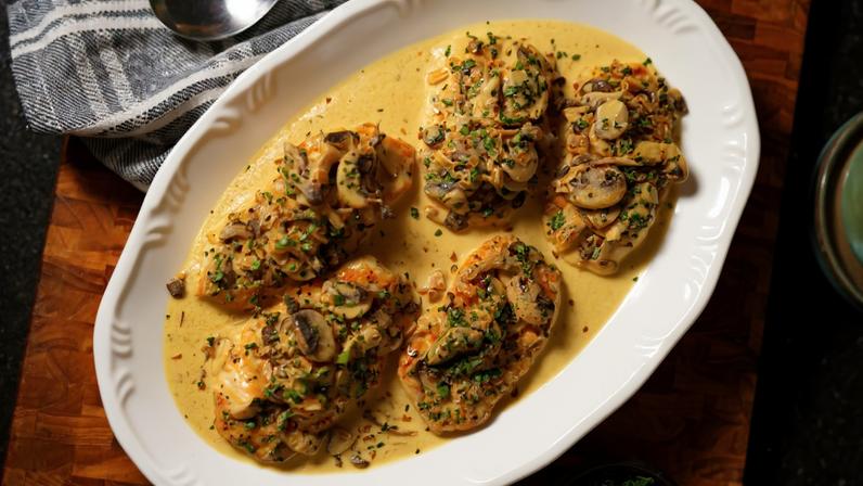 Filé de frango com cogumelos, assinado por Juju Guerra