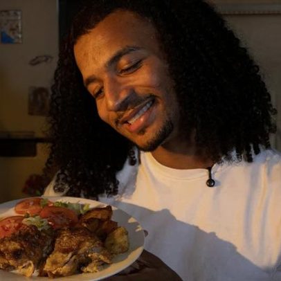Frango assado com batatas douradas, receita fácil do Tet Trem