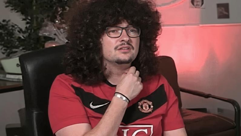 Frank Ilett, torcedor do Manchester United, que só cortará cabelo quando equipe vencer cinco seguidas