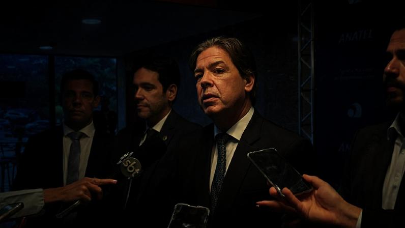 O ministro das Comunicações, Frederico Siqueira Filho, disse que não deixará o governo por causa da tensão política entre Lula e Alcolumbre
