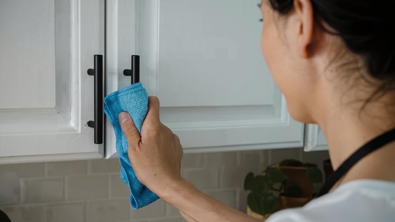 Interruptores, colchões e controles remotos estão entre os itens que acumulam sujeira e costumam ser esquecidos na faxina. Conheça outros e a frequência ideal de limpeza