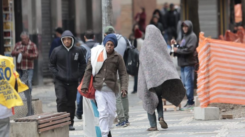Pessoas caminham durante frio e baixa temperatura na capital paulista - Metrópoles
