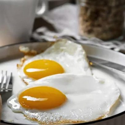 O que o corpo faz ao comer proteína no café da manhã