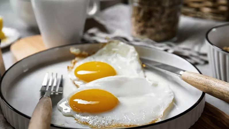 Café da manhã com proteína ajuda na saciedade e evita picos de fome