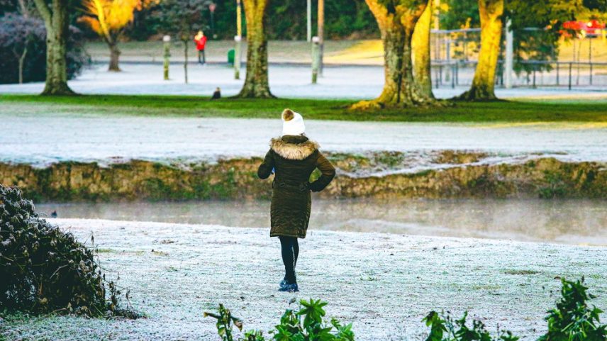 Amanhecer com geada e muito frio em Curitiba, no Paraná. — Foto: MAURO FANHA/FOTOARENA/FOTOARENA/ESTADÃO CONTEÚDO
