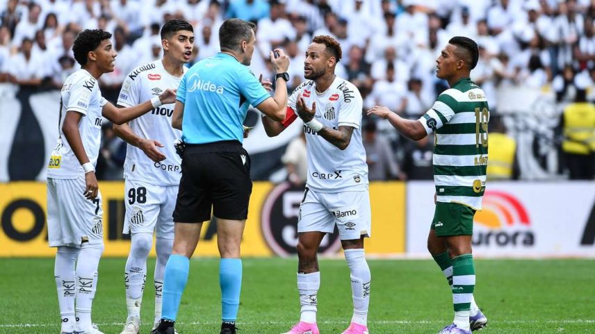 Neymar discute com árbitro após substituição errada