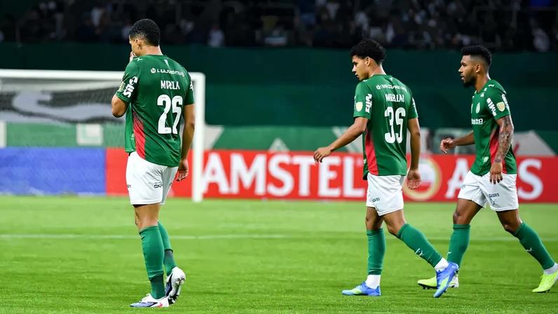 Jogadores do Palmeiras lamentam derrota diante do Cerro Porteño, em casa, pela fase de grupos da Libertadores