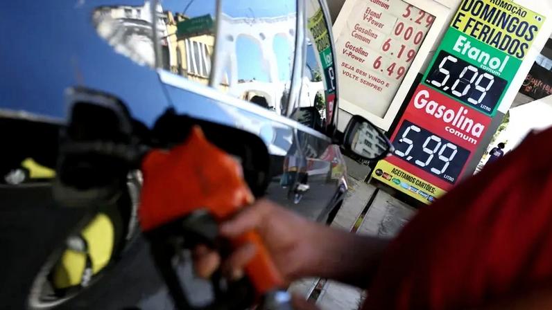 Funcionário de posto de combustível abastece veículo — Foto: Tânia Rêgo/Agência Brasil