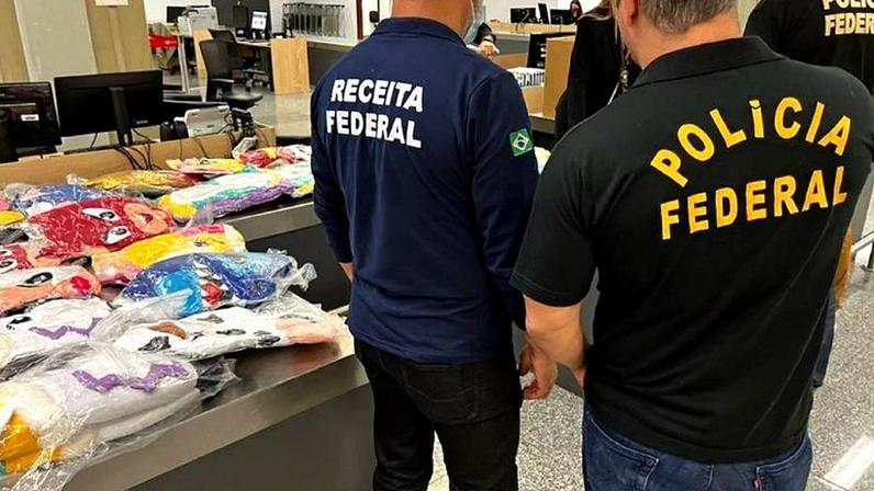 Funcionários da Receita Federal e da Polícia Federal atuam juntos em aeroporto