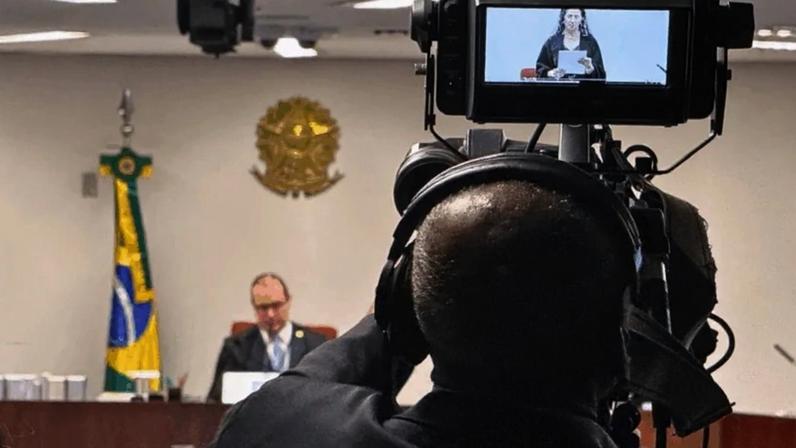 A operação da TV Justiça e dos canais do STF é realizada pela prestadora de serviços Fundac; na imagem, ao fundo, o ministro Cristiano Zanin
