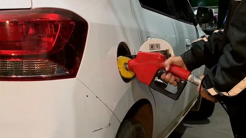 Alta nos combustíveis impacta o bolso dos gaúchos — Foto: Reprodução/RBS TV