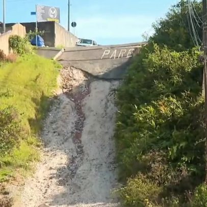 Rua com parede alta dificulta acesso de moradores na Grande Curitiba