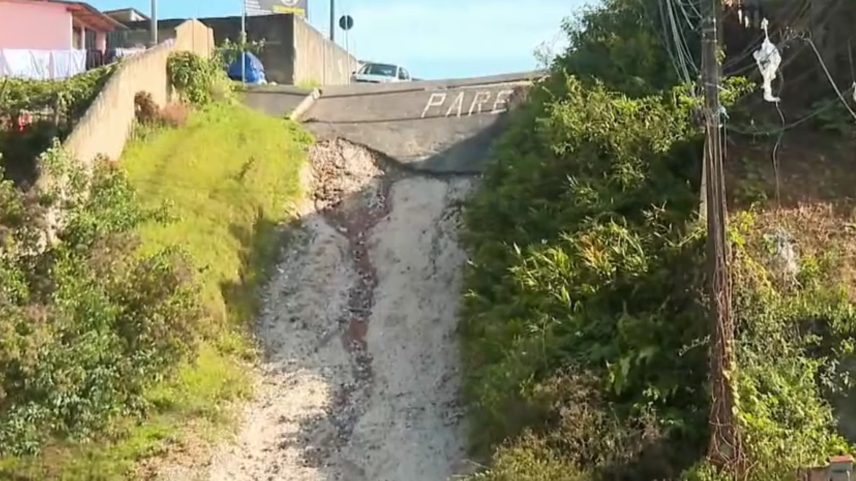 Rua que parece 'paredão' dificulta acesso de moradores na Grande Curitiba