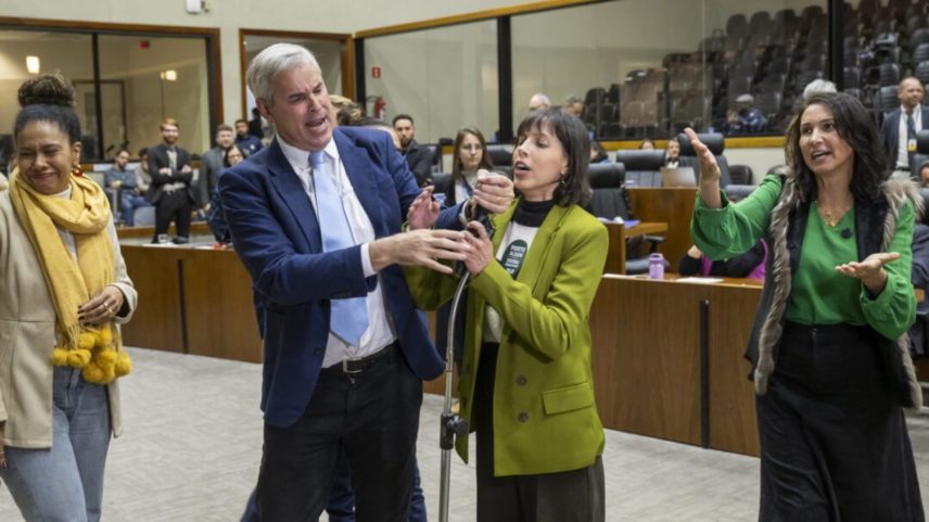 Vereador tira microfone de vereadora que citou áudio de Flávio Bolsonaro na Câmara