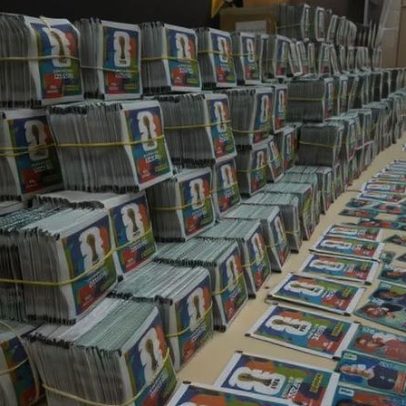 Delegado explica identificar figurinhas originais após apreensão de itens falsos