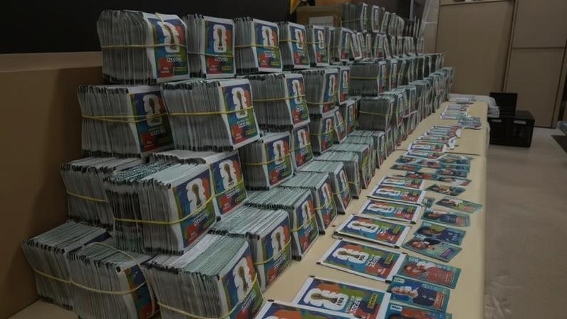 Polícia Civil apreende 200 mil figurinhas falsificadas da Copa do Mundo no RJ — Foto: Divulgação/ Polícia Civil