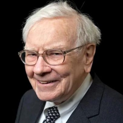 Buffett participa da reunião da Berkshire Hathaway e pede aplausos ao CEO Apple