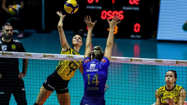 Gabi Martins, do Praia Clube, e Hilary Johnson, do Minas, se enfrentam na rede da final da Superliga Feminina 25/26 (Foto: Wander Roberto/Inovafoto/CBV)