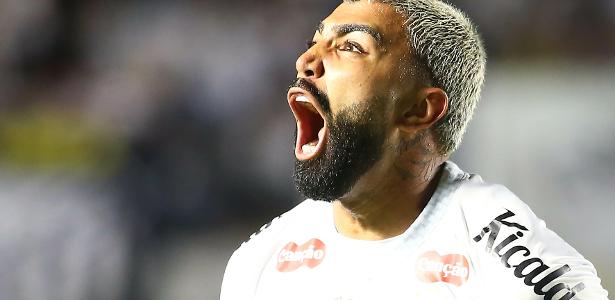 Gabigol comemora gol marcado pelo Santos contra o Corinthians no Paulistão